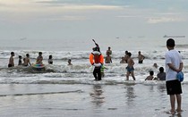 Hơn 20 người bị đuối nước tại biển Cửa Lò được cứu hộ thành công