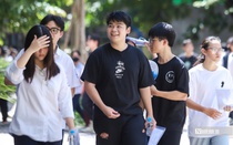 Thí sinh cười tươi, tự tin vượt “vũ môn” tốt nghiệp THPT 2025