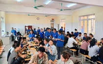 Hình ảnh ấm lòng: Thanh niên tình nguyện nấu cơm miễn phí tiếp sức sĩ tử