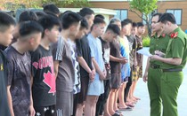 Tạm giữ nhóm đối tượng mang hung khí "gặp ai đuổi đánh người đó"