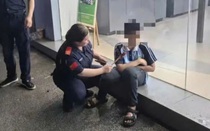 Cậu bé bỏ nhà đi vì giận bố, vài ngày sau bật khóc khi chứng kiến cảnh đau lòng