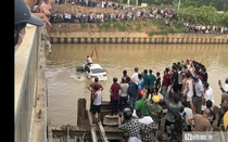 Vụ ô tô mất lái đâm 2 xe máy rồi rơi xuống sông: Đã xác định 3 người tử vong