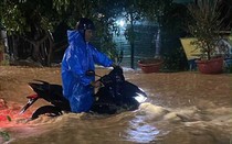 Mưa lớn kèm sấm chớp, nhiều tuyến đường Đà Nẵng thành sông, người dân lội nước về nhà