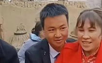 Chú rể 33 tuổi cưới cô dâu 46 tuổi, hành động trong đám cưới gây bất ngờ