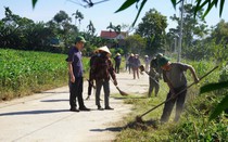 Hà Tĩnh: Cán bộ xắn tay cùng nhân dân dọn rác trước ngày trọng đại