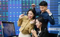 VN-Index lần đầu chạm mốc 1.600 điểm