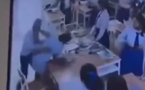 Không hài lòng với điểm thi, nam sinh lao tới tấn công nữ giáo viên