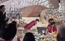 Đang tổ chức đám cưới, mẹ chú rể có hành động "lạ" khiến quan khách đỏ mặt