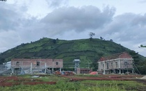 Về một nhà rông bê tông bị tạm dừng thi công