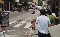 Khống chế người đàn ông có biểu hiện tâm thần, cầm dao đe dọa người đi đường
