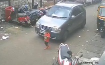 Bé trai bị ô tô đâm ngã, cán trúng người khi đang chơi trên phố