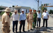 Nguy hiểm rình rập khi xe tải dừng trên đường sắt ở Đà Nẵng, Quảng Ngãi