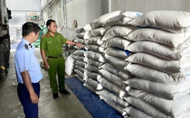 Gia Lai: Bắt giữ xe container vận chuyển 5 tấn đường tinh luyện nghi nhập lậu trị giá 65 triệu đồng