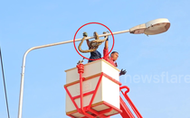 Nhìn lên cột đèn, người dân phát hiện cảnh tượng đáng sợ giữa ban ngày