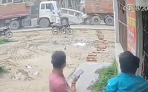 Bị kẹp giữa 2 xe đầu kéo, ô tô biến dạng sau va chạm