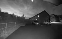 Bị đánh thức lúc nửa đêm, cô gái tái mặt khi xem lại camera