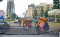 Xử phạt đoàn xe Vespa ngang nhiên vượt đèn đỏ ở TP.HCM