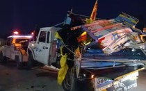 Xe bán tải va chạm với xe đầu kéo, 11 người tử vong