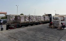 Không được vào Gaza, hàng cứu trợ chất đống trong kho và bên lề đường