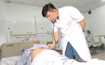 Người đàn ông sốt cao hơn một năm do cùng lúc nhiễm virus, vi khuẩn và nấm