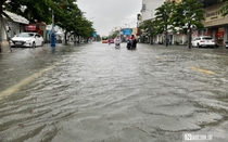 Mưa lớn khiến nhiều tuyến phố ở Nghệ An ngập sâu, phương tiện chết máy
