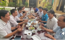 Cán bộ thú y Huế cùng ăn giò heo để vận động người dân tiêu thụ thịt an toàn