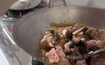 Được người lạ tặng thịt miễn phí, người phụ nữ sốc nặng sau khi nấu chín