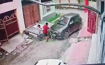 Ô tô đột ngột tăng tốc, đâm trúng 3 đứa trẻ đang chơi trước nhà