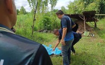 Phát hiện mùi bất thường khi đi chặt mía, người dân sốc nặng khi nhìn vào lò than