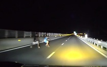 Nguy hiểm tột độ: Hai người đi bộ liều mạng băng qua cao tốc
