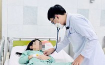 Ăn kẹo dẻo người quen mang từ nước ngoài về, 2 chị em nhập viện cấp cứu