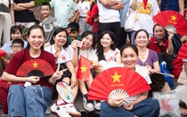Hà Nội: Người dân đổ về Ba Đình chờ xem tổng hợp luyện diễu binh, diễu hành