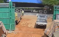 Thùng container bất ngờ rơi khỏi xe, đè trúng nhóm học sinh