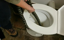 Đi vệ sinh lúc nửa đêm, người phụ nữ phát hiện cảnh tượng đáng sợ