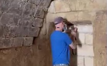 Cả nhà rợn tóc gáy khi xem lại video khám phá "cánh cửa bịt kín hàng trăm năm" chưa một lần mở