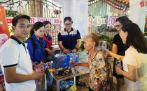 Trung tâm Báo chí Thủ đô phối hợp cùng Tân Hiệp Phát phục vụ nước miễn phí người xem diễu binh