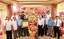 Người cựu binh "thổi hồn" giúp gốm Việt xác lập kỷ lục thế giới