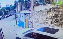 Người phụ nữ cố tình dùng vai đẩy rào chắn để ô tô trốn phí