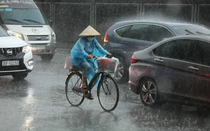 Dự báo thời tiết 23/8: Biển Đông khả năng sắp có bão, miền Bắc "đón" mưa như "trút nước"
