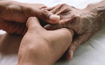 Mở cửa nhà bố mẹ chồng, con dâu sốc nặng trước cảnh tượng bên trong