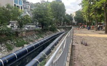Cận cảnh 2 đường ống "siêu to" dẫn nước vào sông Tô Lịch