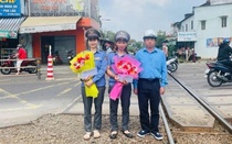 Khen thưởng 2 nữ nhân viên kịp thời ngăn chặn tai nạn đường sắt