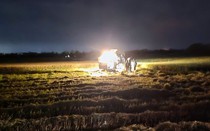 Người dân Quảng Trị xuyên đêm gặt lúa "chạy" bão số 5