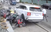 Camera ghi cảnh ô tô lấn làn, tông thẳng vào người dân và hàng loạt xe máy