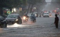 Bão số 5 còn cách Nghệ An khoảng 600km, có thể gây mưa lớn trên 700 mm