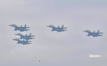 Đội hình "hổ mang chúa" SU-30MK2 gầm rú trên bầu trời Hà Nội