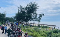 Hà Tĩnh: Hàng trăm người dân ra quân đắp đá làm kè ứng phó với bão số 5