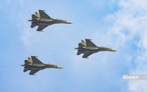 Đội hình "hổ mang chúa" SU-30MK2 gầm rú trên bầu trời Hà Nội