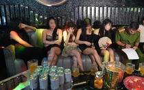 Bắt quả tang quán Karaoke nuôi 38 nữ nhân viên ăn mặc "mát mẻ" phục vụ khách
