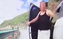 Lái ô tô chạy lấn làn, nữ tài xế vung chân đá vào đuôi xe máy